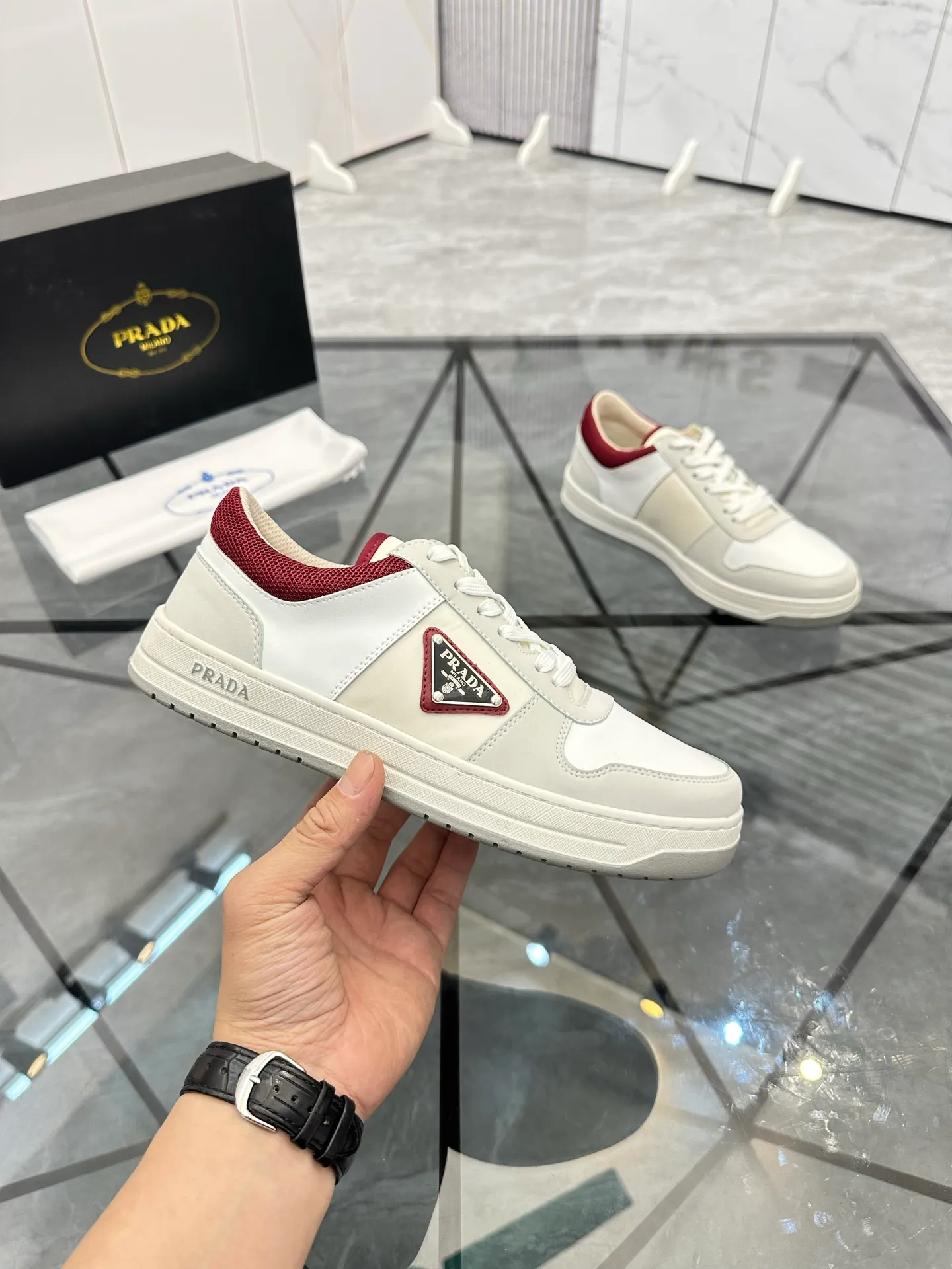 Men's shoes: 💰P420¥ Product trademark: Prada *"Prada*" low-top casual shoes Regular size: 38-44 (can be customized to 45) Product materials: imported cowhide upper with original fabric, breathable lining, original outsole. Number: 020